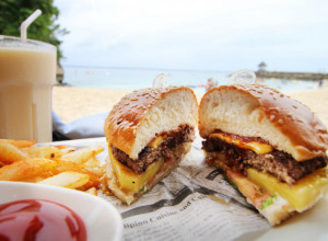 Mogu izazvati infarkt i moždani udar: Dr Stanković otkriva koja hrana nikako ne sme da se nosi na plažu