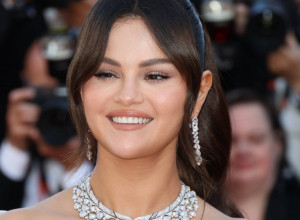 Selena Gomez izgleda duplo mlađe: Usijala mreže svojom najnovijom transformacijom, fanovi na aparatima zbog ovog detalja!