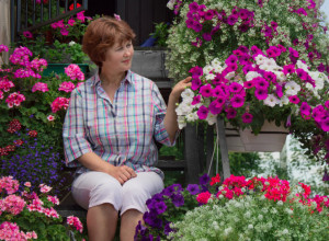 Tvrdi da joj cveće buja kao ludo: Teta Jela sipa malo ove tečnosti u zemlju i zato ima najlepšu terasu u komšiluku!