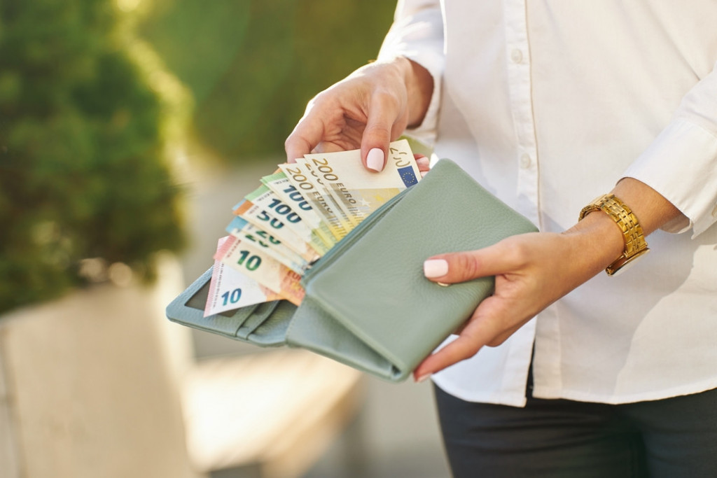 Pare će vam stizati sa svih strana:  Mnogi ovaj začin drže kod prozora i tvrde da im je novčanik uvek pun!