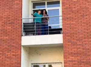 Bolnica se digla na noge zbog babice Dragice: Emotivni oproštaj uz pesmu i suze, "sotine beba dočekala na ruke"