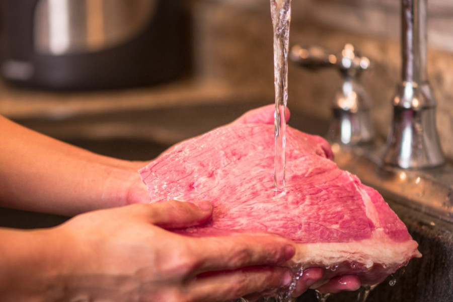 Da li je potrebno oprati meso pre pripreme? Moguće je da smo konačno pronašli odgovor koji će mnoge iznenaditi