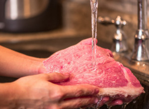 Da li je potrebno oprati meso pre pripreme? Moguće je da smo konačno pronašli odgovor koji će mnoge iznenaditi