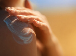 Nikako nemojte ovako mazati kremu za sunčanje: Stručnjak ukazao u čemu ljudi masovno greše