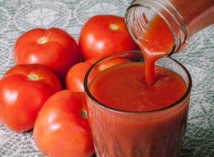 Dobar za zdravlje srca, jačanje mišića, sadrži vitamin C, kalijum... Evo zašto je kuvani paradajz zdraviji od svežeg?