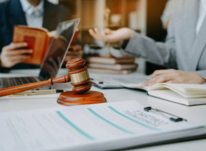 Posle 50 godina braka tužio ženu tvrdeći da deca nisu njegova: "Ni jedno nije na mene, ja sam zgodan, a oni kao da su pokupljeni sa ulice"