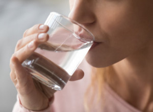 Da li treba zaista piti vodu čim otvorimo oči? Doktori dali svoj odgovor i nije ono što ste očekivali