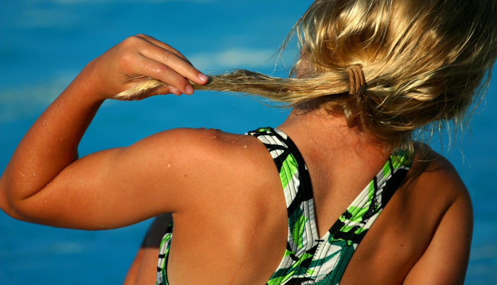 Ne dozvolite da vam kosa bude kao slama: Evo kako da izbegnete štetna dejstva hlora u bazenu