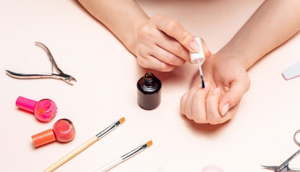 Nalakirajte nokte levom rukom bez muke: Ovaj trik će vam pomoći da bez greške sami uradite manikir