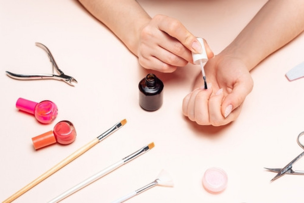 Nalakirajte nokte levom rukom bez muke: Ovaj trik će vam pomoći da bez greške sami uradite manikir