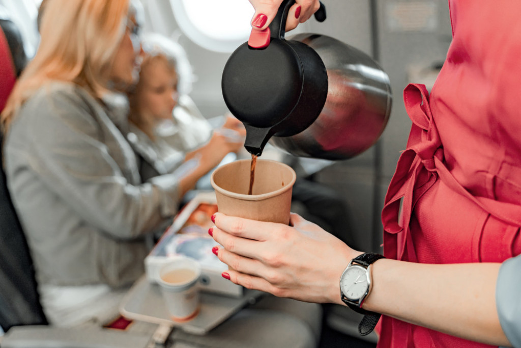 Kada ovo čujete, više nećete piti kafu u avionu: Stjuart ispričao kako je kuvaju, život će vam se ogaditi!