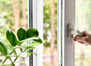 Mrzi vas da perete prozore? Uradićete to bukvalno za 10 minuta pomoću trika koji je pokazala Matea