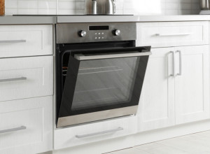 Ta fioka ne služi za držanje plehova: Ispod rerne se stavlja nešto drugo, iznenadićete se koja joj je prava namena!