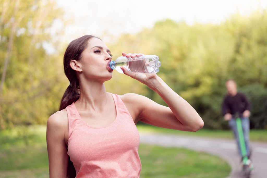 Nije dobro ni preterivati: 3 znaka koja pokazuju da pijete previše vode, jedan se vidi u urinu