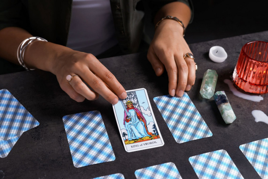 Novembarsko tarot čitanje za svaki znak Zodijaka: 4 znaka biće miljenici Fortune, njima će novac bukvalno padati u krilo