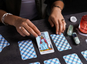 Novembarsko tarot čitanje za svaki znak Zodijaka: 4 znaka biće miljenici Fortune, njima će novac bukvalno padati u krilo