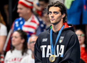Spava u parku, a osvojio zlatnu medalju, je l' to zaslužio? Italijanski plivač zaludeo sve žene, a sada protestuje zbog uslova u smeštaju