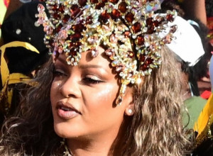 Domaće zvezde niti bi smele, niti bi znale ovako? Rijana se pojavila na lokalnom karnevalu, svi se pitaju da li je trudna?