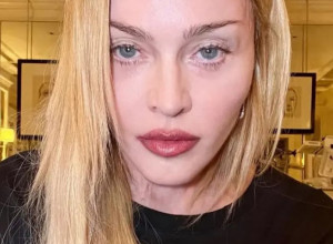 „Vrela zabava u letnjim danima“: Madona (65) se slikala gola u krilu nepoznatog muškarca