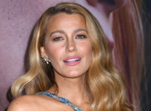 ,,Prava sam srećnica": Blejk Lajvli očarala na premijeri u haljini koju je nosila Britni Spirs pre više od 2 decenije, a ni muž nije razočarao!