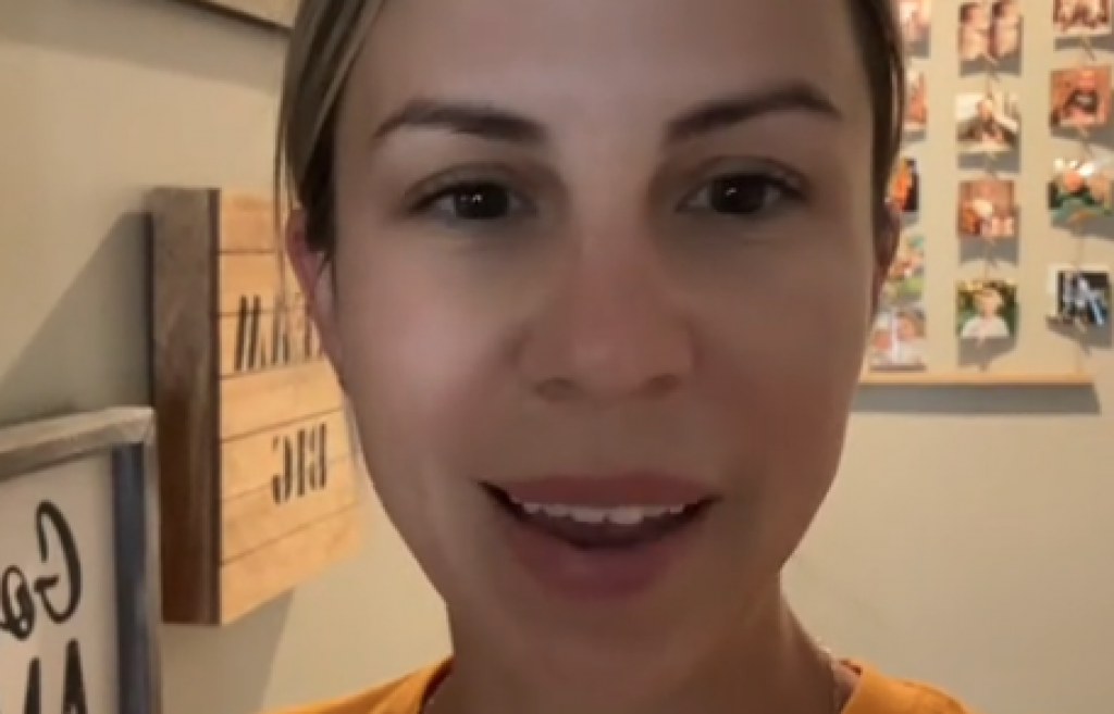 Nije mogla da veruje svojim očima: Njeno dete je zavuklo ruku ispod tepiha, a ono što je pronašlo je iznenadilo preko milion gledalaca!