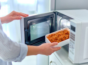 Hrana će biti ukusnija nego ikad: Da li ste znali za ovo genijalno dugme na mikrotalasnoj?