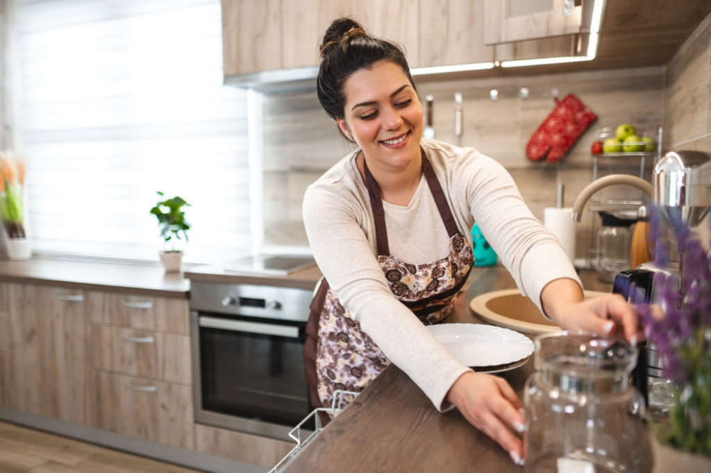 Snajka dala sve od sebe: Jelena sredila svekrvinu kuću dok je ona na odmoru, a komentatori "zakuvali" žestoku raspravu