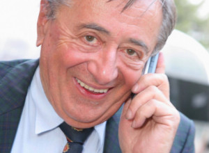 Oženio 49 godina mlađu lepoticu, pa nakon dva meseca preminuo: Austrijski mutimilijarder  (91) se venčavao 5 puta, a samo nju je ostavio u suzama