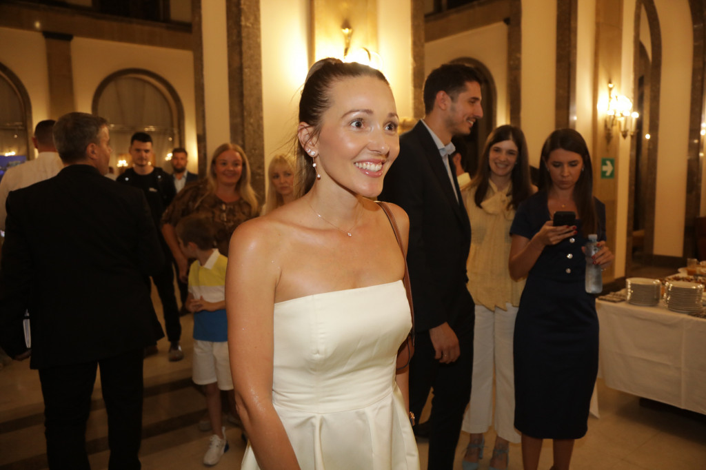 Sišla među ljude odakle je bodrila svog muža: Jelena Đoković u šik haljini blista, tu su i Dijana i Srđan Đoković