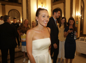 Sišla među ljude odakle je bodrila svog muža: Jelena Đoković u šik haljini blista, tu su i Dijana i Srđan Đoković