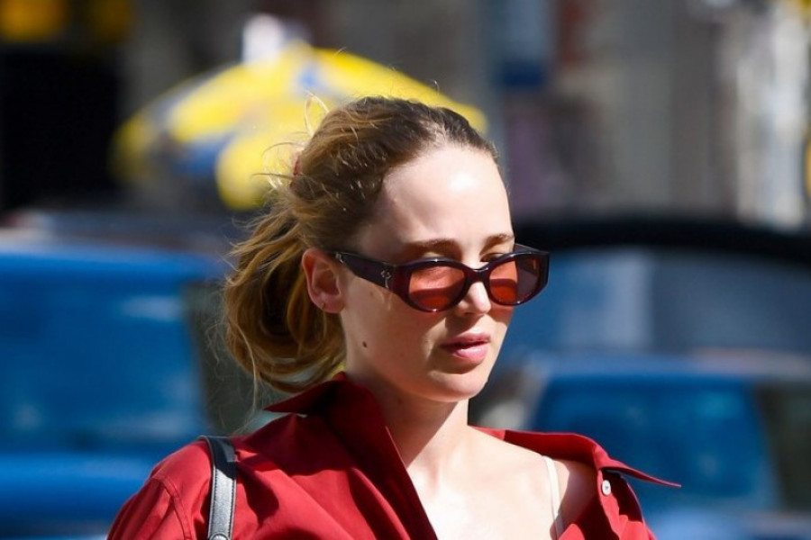 Crvena je vaša boja: Dženifer Lorens već otvara jesenju sezonu, prošetala u autfitu kome nema mane, uverite se i sami!