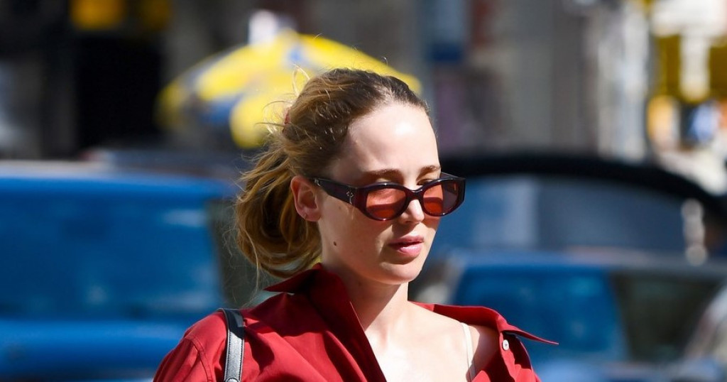 Crvena je vaša boja: Dženifer Lorens već otvara jesenju sezonu, prošetala u autfitu kome nema mane, uverite se i sami!