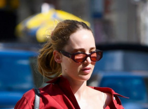 Crvena je vaša boja: Dženifer Lorens već otvara jesenju sezonu, prošetala u autfitu kome nema mane, uverite se i sami!