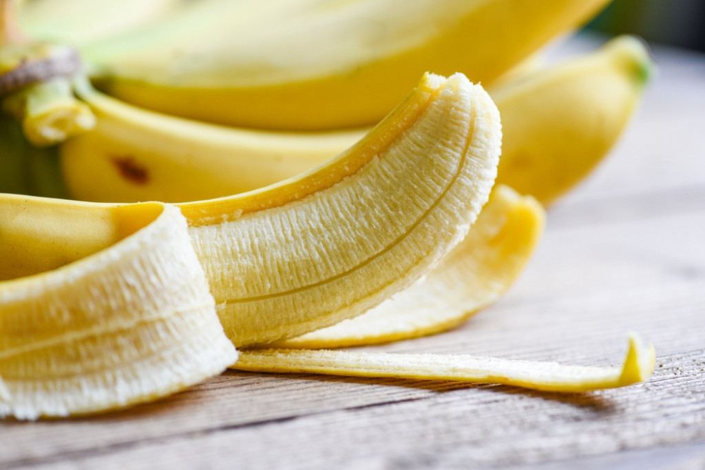 Skidate li bele niti sa banana? Naučnici pojasnili čemu služe i jesu li jestive