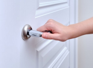 Obavezno zatvarajte noću vrata od spavaće sobe: Ova navika vam može spasiti život, a evo i kako