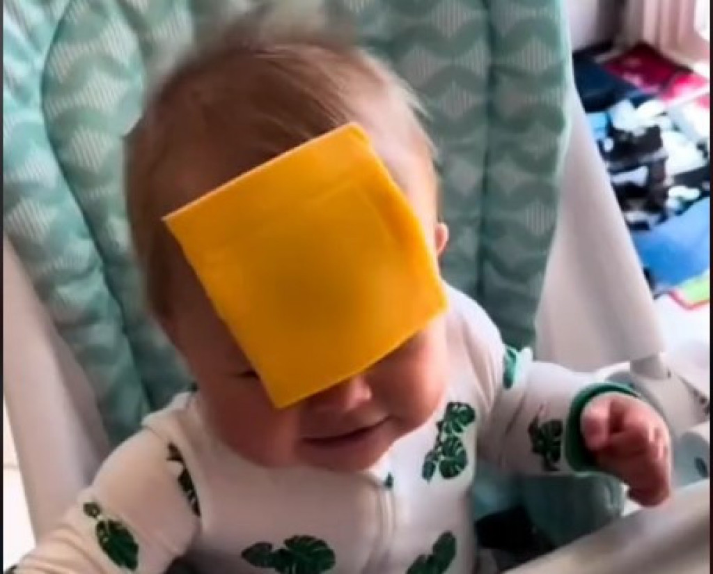 Stari TikTok trend se vraća: Bacanje sira na uplakane bebe – zabava ili neprimereno ponašanje? (VIDEO)
