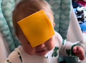 Stari TikTok trend se vraća: Bacanje sira na uplakane bebe – zabava ili neprimereno ponašanje? (VIDEO)