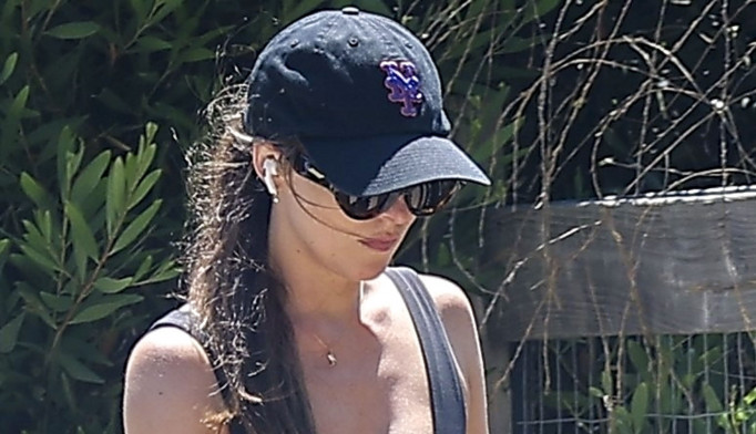 Prvo su se skrivali, a sada je sve propalo:  Slavna glumica jednim detaljem odala da joj u ljubavi ne cvetaju ruže