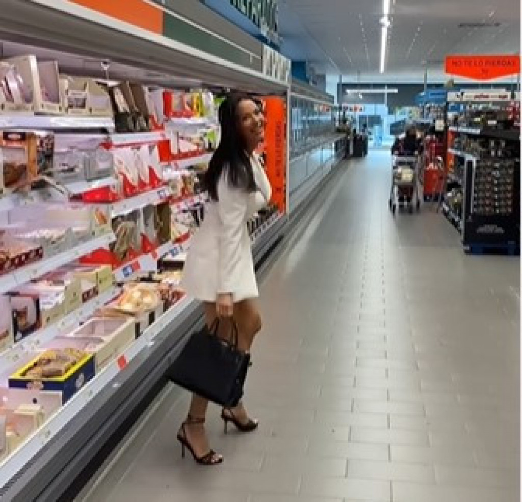 Skida gaće gde god stigne! Stavi ih na policu s hlebom u prodavnici, daje u kafiću kao napojnicu, ovu devojku niko ne može da obuzda!