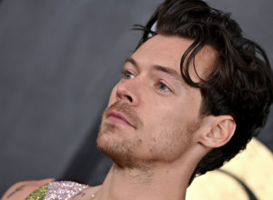 Hari Stajls u šokantnom izdanju: Zgodnog pevača smo jedva prepoznali, neuredan i neobrijan, a od lepih kovrdža ni traga