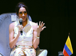 ,,Možda je to u ženskoj prirodi": Megan Markl oduševila sve prisutne neverovatnim gestom, ustala u sred razgovora i uradila ovo!