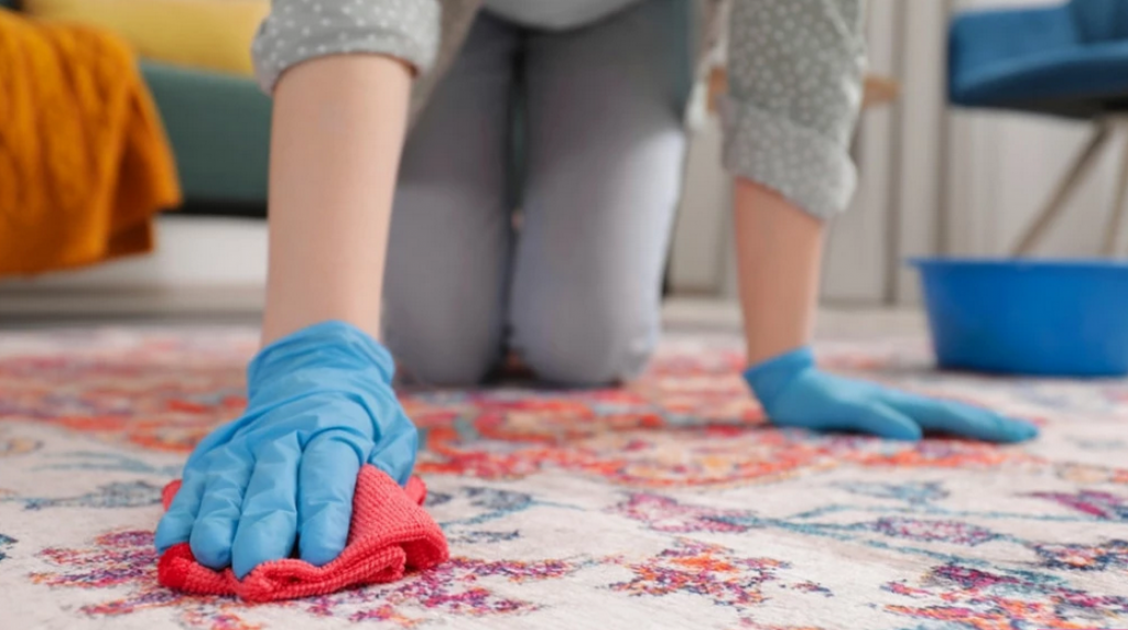 Tepih će biti kao nov! Evo kako da očistite sve fleke bez muke, nema potrebe da ga nosite na pranje