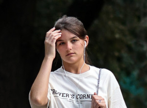 Ćerka Toma Kruza zakoračila u novi život: Majka sve vreme uz nju, a od slavnog oca ni traga ni glasa