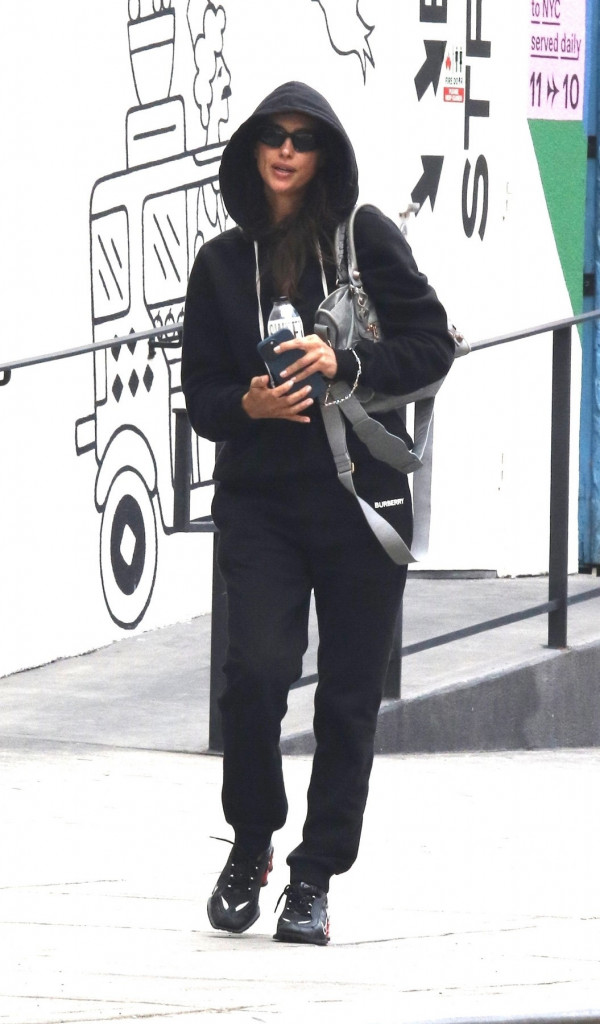 Kada je u mini haljinici svi uzdišu za njom, a sada neprepoznatljiva: Najatraktivnija manekenka u crnoj trenerci izašla na ručak, briga je za sve