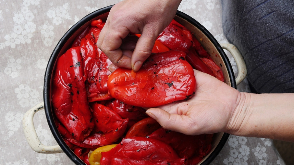 Proveren trik za najbrže ljuštenje pečenih paprika: Uklonite kožicu u samo jednom potezu