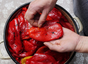 Proveren trik za najbrže ljuštenje pečenih paprika: Uklonite kožicu u samo jednom potezu