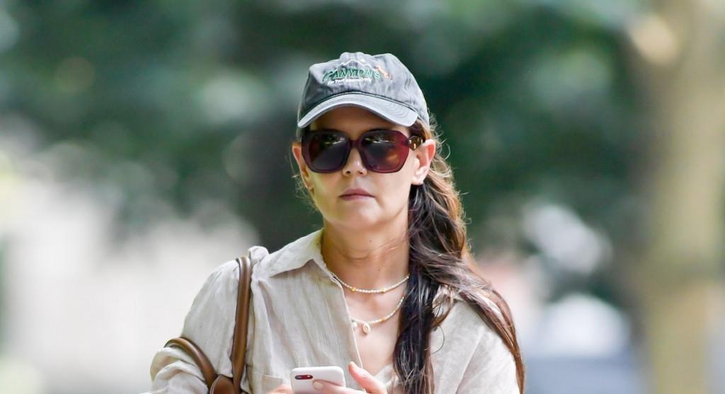 Kejti Holms ne izlazi iz kuće bez ove tašne: Savršeno se kombinuje uz sve autfite, velika je i moderna, a boja prava za jesen