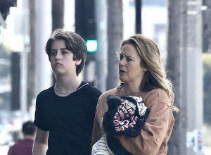 Žvaće mu hranu, kupa se i spava sa njim, a on ima 13 godina: Bizarnim odnosom sa sinom šokirala javnost