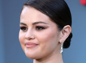 Selena Gomez oduzima dah: Uzdrmala mreže malom crnom haljinom, elegantna je i jednostavna u isto vreme, čista desetka!