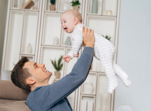 Mlađi brat ga zove tata: „Čuvam ga od kada je imao četiri meseca, jer smo ostali sami, ne mogu da mu kažem istinu“